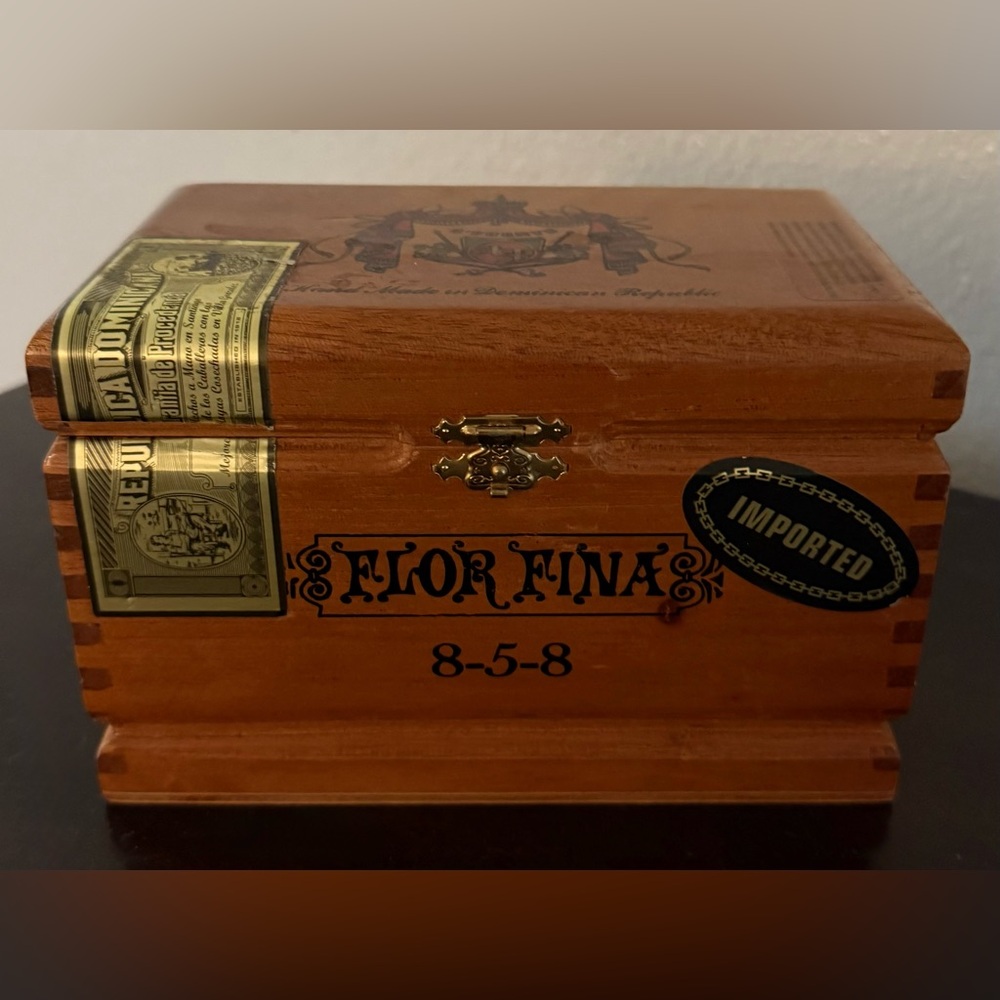 Vintage Arturo Fuente Flor Fina 8-5-8 Gran Reserva Cedar Cigar Box (Empty)